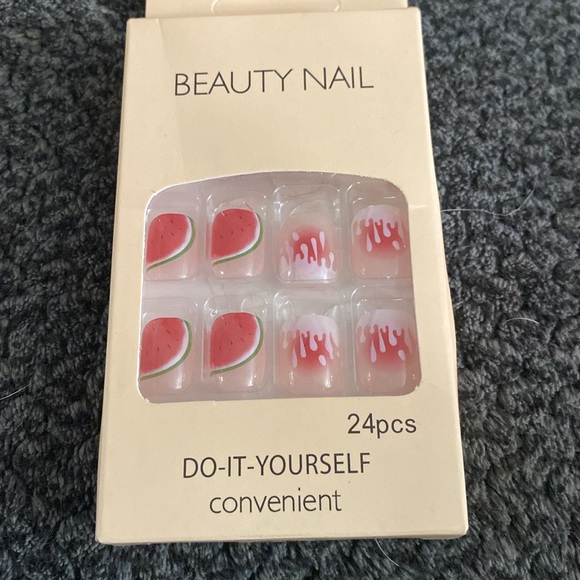 Manicure in minutes! Press on nails! Do it yourself 24 pc sets. - Picture 5 of 6